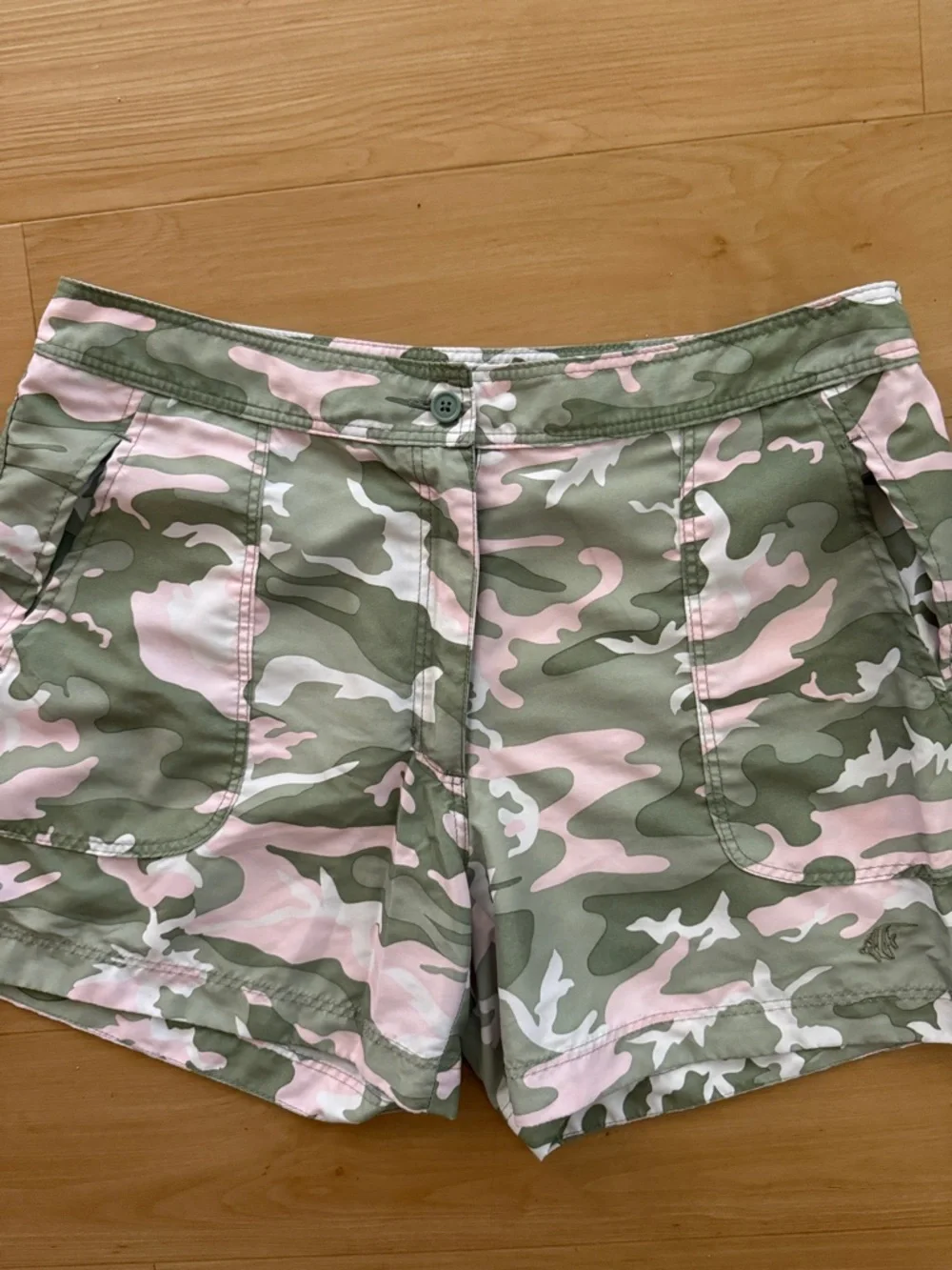 GUY HARVEY WOMEN’S SIZE 10 GREEN PINK CAMO FISHING CAMPING SHORTS BREATHABLE EUC